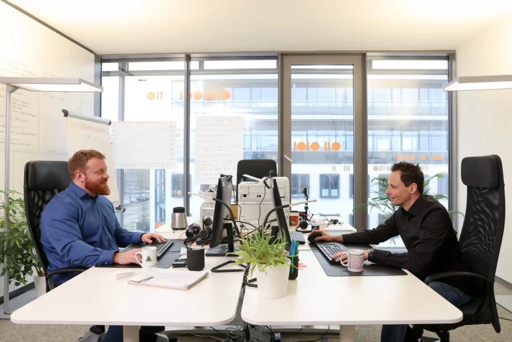 Zu sehen ist das Team von OSSENO bei der Arbeit